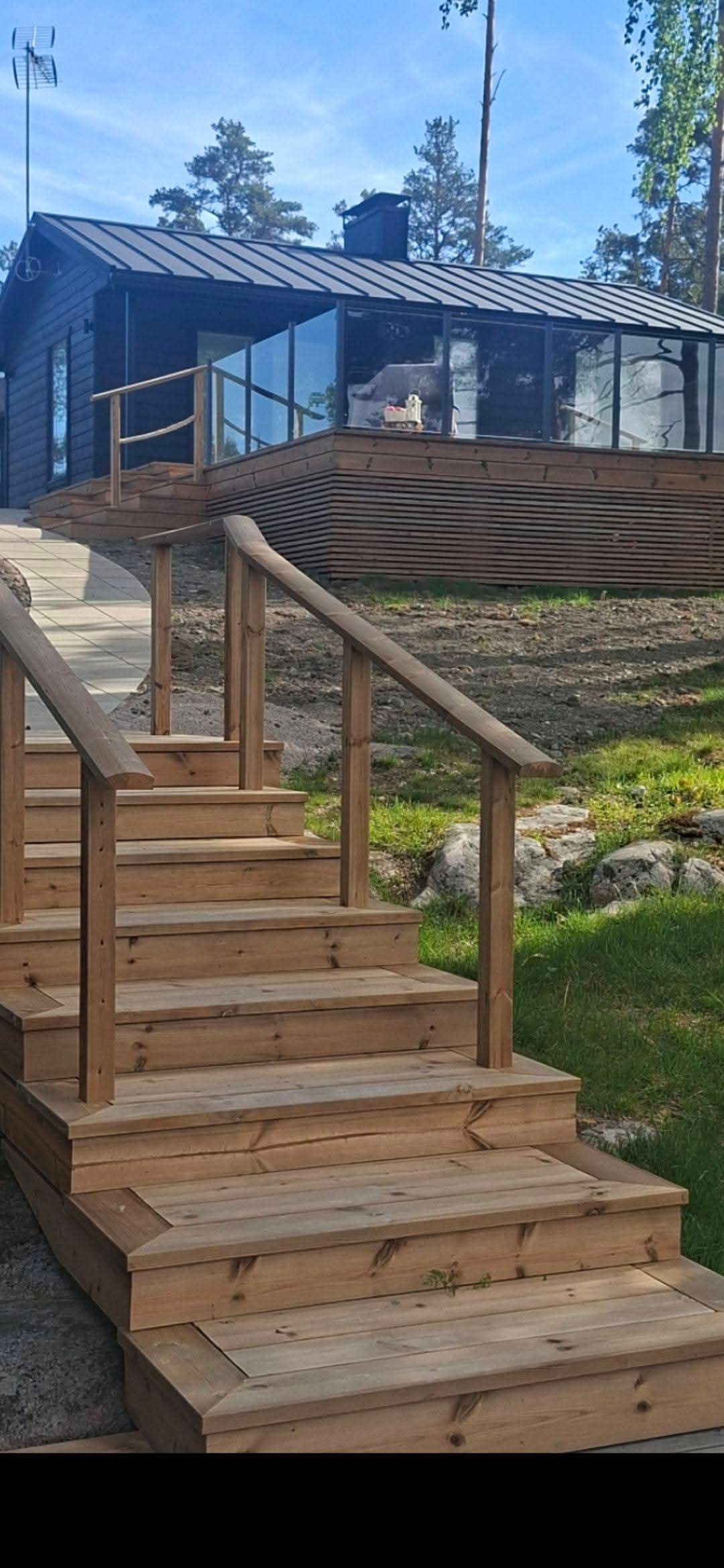 Modernt hus med terrass och trätrappa